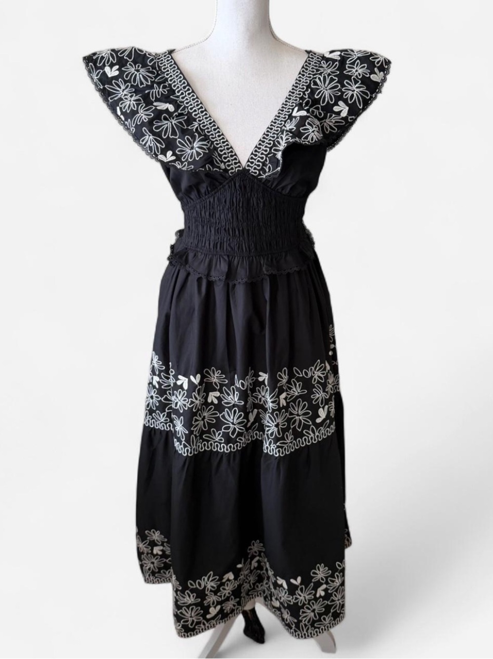 Moon River Black Floral Embroidered Ruffle Maxi Dress Size Medium NWT